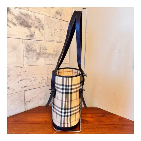 ❤️BEAUTIFUL❤️Burberry Bucket Bag - Picture 3 of 13